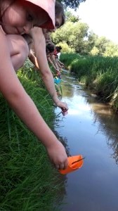 papírhajó úsztatás a kapolcsi Eger patakon_tabor